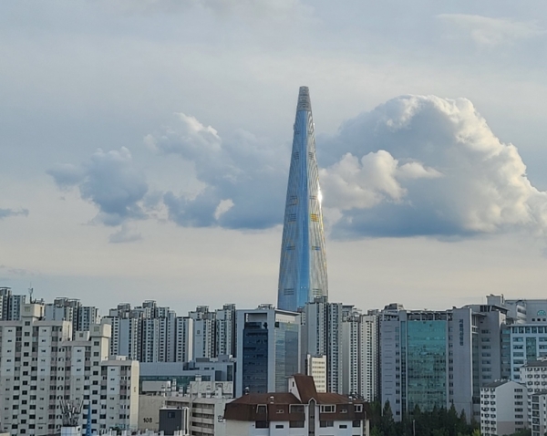 10월 중 서울 지역 아파트 평균 거래가격이 12억원을 넘어섰다. 지난해 10월과 비교할 때 1년 만에 2억원 상승했다.사진=이코노텔링그래픽팀.