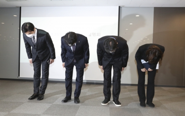 (왼쪽부터)KT 박효일 고객경험혁신본부장 상무, 박현진 네트워크혁신TF 전무, 서창석 네트워크혁신TF 전무, 권혜진 네트워크전략담당 상무가 1일 광화문 사옥에서 열린 인터넷 장애 재발방지 및 보상방안 설명회에서 고개 숙여 사과하고 있다. 사진=KT.