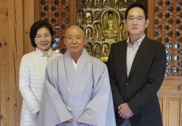 이재용 삼성전자 부회장(오른쪽)과 모친 홍라희 전 리움미술관장(왼쪽)이 지난 1일 경남 합천군 해인사를 찾아 방장 스님(가운데)과 촬영하고 있는 모습. 사진=해인사.