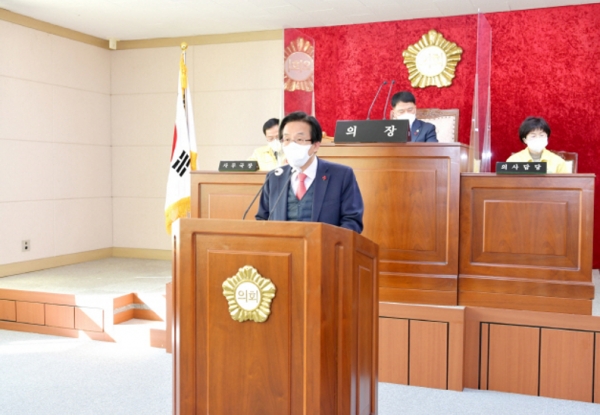 고윤환 문경시장(가운데)이 2일 문경시의회 정례회의에서 내년도 예산안 제출 시정연설을 하고 있는 모습. 사진=문경시.