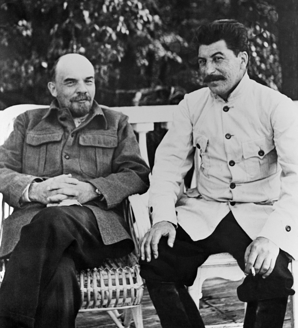 1922년 4월 3일 러시아 공산당 제11차 대회에서 공산당 서기장에 선출된 직후 레닌과 함께 한 스탈린
