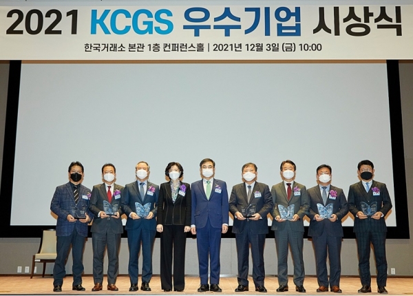 풀무원이 3일 서울 여의도 한국거래소에서 한국기업지배구조원이 주관한 '2021 ESG 우수기업' 시상식에서 'ESG 대상'을 받았다. 사진(풀무원 이효율 대표(왼쪽에서 여섯 번째),한국거래소 손병두 이사장(왼쪽에서 다섯 번째),한국기업지배구조원 심인숙 원장(왼쪽에서 네 번째))=풀무원.