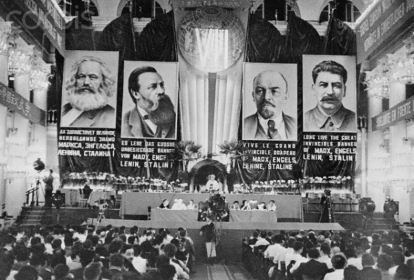 1935년 모스크바에서 개최된 제7차 코민테른. 이 대회에서 제시된 ‘인민전선’은 이후 세계 주요 나라 공산주의자들의 주요 전략이 된다.