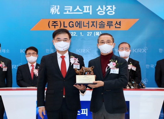 27일 서울 여의도 한국거래소에서 열린 LG에너지솔루션 신규 상장 기념식의 모습. 사진(손병두 한국거래소 이사장(앞에서 왼쪽),권영수 LG에너지솔루션 대표이사(앞에서 오른쪽))=LG에너지솔루션.