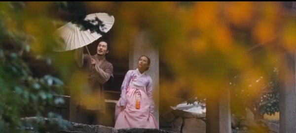 김대우 감독의 2010년 작 '방자전'. 전통적인 고전 소설 '춘향전'을 ‘구성적 내러티브’의 개념으로 접근해 '춘향전'의 스토리와 플롯을 해체하고 재구성했다.