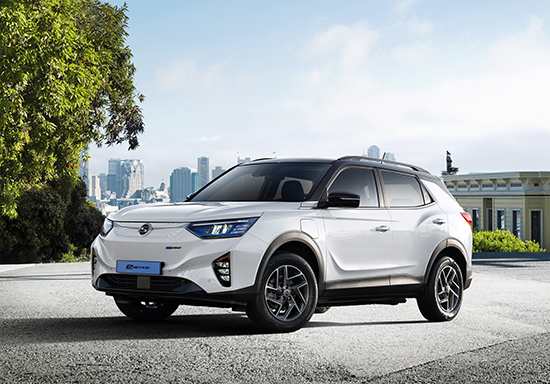쌍용자동차는 국내 최초 준중형 전기 스포츠유틸리차(SUV) '코란도 이모션'을 4일 공식 출시한다고 3일 밝혔다.