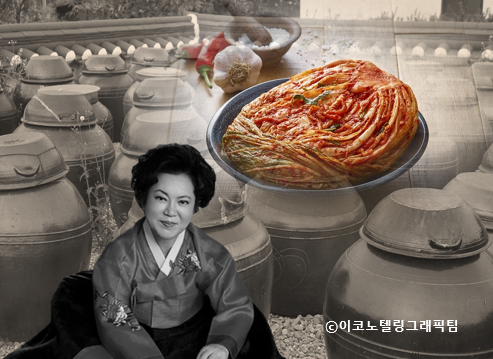 변색된 배추와 곰팡이가 낀 무 등 불량 재료로 김치를 제조한 의혹을 받는 한성식품 김순자 대표(왼쪽)의 식품명인 자격이 취소됐다. 사진=한성식품/이코노텔링그래픽팀.