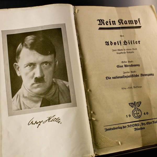 히틀러가 1920년대 초ㆍ중반 쓰고 출간한 『나의 투쟁』 원본. 히틀러의 ‘자급자족 경제’에 대한 발상은 이미 이 책에서도 드러나고 있다.