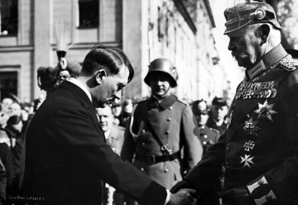 1933년 3월 악수하는 파울 폰 힌덴부르크 대통령과 아돌프 히틀러 총리.
