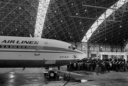 1972년 4월 19일 김포국제공항 격납고에서 열린 대한항공 태평양 횡단 여객편 개설 취항식 광경. 자료=대한항공.