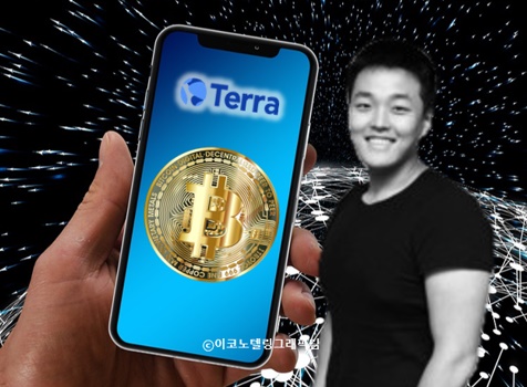 한국산 가상화폐 루나와 테라USD(UST)를 발행하는 블록체인 기업 테라폼랩스가 12일(현지시간) 두 코인의 폭락 사태로 거래를 일시 중단했다. 사진(테라폼랩스 대표 권도형(오른쪽))=LinkedIn/이코노텔링그래픽팀.