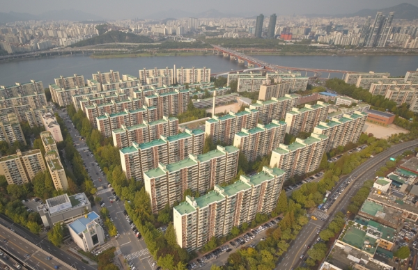 서울에서 집값이 가장 비싼 강남구의 대표적 아파트단지 압구정동 현대아파트에서도 매매가격 하락 사례가 등장했다. 사진=강남구청.
