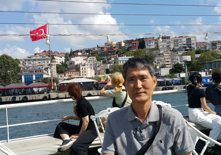 이스탄불 보스포루스 해협에서 나부끼는 국기 앞에 선 이코노텔링 성태원 편집위원. 사진=이코노텔링 성태원 편집위원.