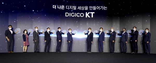 KT 민영화 20주년을 맞아 주요 인사들이 축하 세레모니를 진행하고 있다. (좌측부터) 리벨리온 박성현 대표, 한통 강미영 사장, ETRI 김명준 원장, KT 이사회 강충구 의장, 과기정통부 박윤규 2차관, KT 구현모 대표, 국회 과방위원장 정청래 의원, 국회 과방위 더불어민주당 간사 조승래 의원, KT 노동조합 최장복 위원장, 신한금융지주 조용병 회장, 대한항공 우기홍 사장, 쏠리드 정준 대표/사진=KT.
