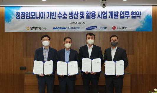 삼성물산 상사 부문은 서울 잠실사옥에서 남해화학, 두산에너빌리티, LG화학 등과 청정암모니아 기반 수소 생산·활용을 위한 업무협약(MOU)을 체결했다고 5일 밝혔다.사진(박영준 남해화학 상무, 박인원 두산에너빌리티 부사장, 김응선 삼성물산 상사부문 부사장, 허성우 LG화학 부사장/왼쪽부터)=삼성물산.