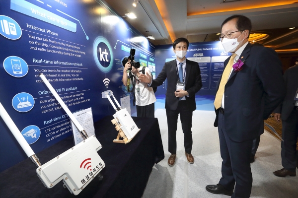 KT(대표이사 구현모, www.kt.com)가 초고속해양무선통신망(LTE-M)의 기술력을 세계에 알리기 위해 15~16일 양일간 서울 소공동 롯데호텔에서 열리는 '제6회 아시아태평양지역 국제해양디지털 콘퍼런스'에 참가한다고 15일 밝혔다.사진=KT.