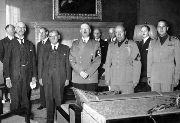 체코슬로바키아 일부를 독일에 넘겨주기로 결정한 뮌헨회의의 대표들.