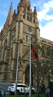 호주 멜버른 시내 거리에 호주 국기가 조기 형태로 게양돼 있다. 사진=이코노텔링 성태원 편집위원.<br>