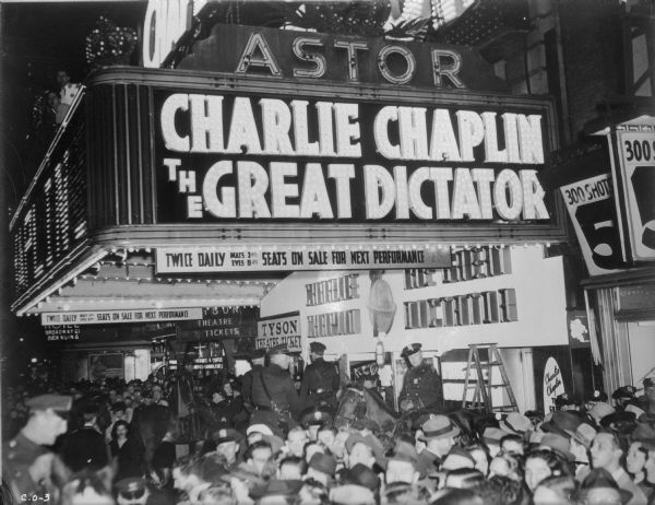 '위대한 독재자'개봉 당일 인산인해를 이룬 뉴욕 애스터 극장.