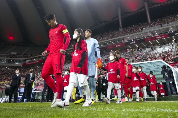 대한민국 VS 카메룬 경기에서 활약한 선수들과 플레이어 에스코트 어린이들의 모습.사진=KT.