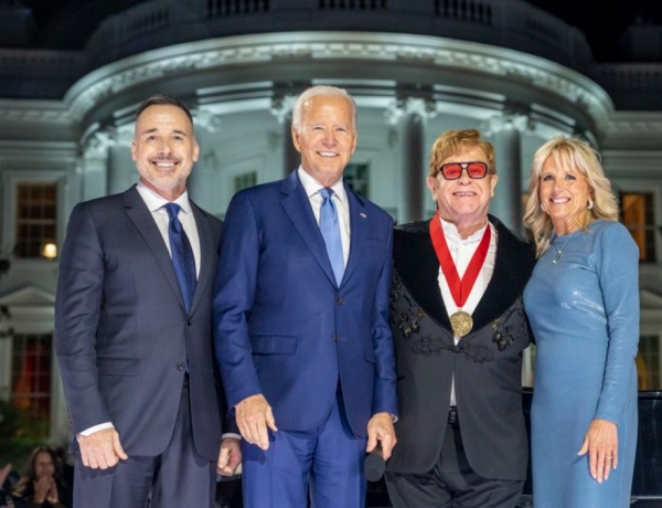 (From Left to Right) David Furnish, President Biden, Sir Elton John, and First Lady Biden. 오른쪽에서 두번째가 앨튼존이다. 사진= 백악관. <br>