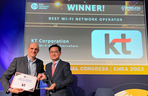 KT는 19일(현지시각) 네덜란드, 암스테르담에서 개최된 ‘WBA(Wireless Broadband Alliance) 어워드’에서 ‘최고 와이파이 네트워크 사업자상’을 수상했다고 20일 밝혔다. KT는 같은 날 개최된 ‘Network X 글로벌 어워드’에서 ‘디지털 혁신 주도’, ‘지속가능 네트워크 프로젝트’, ‘광선로 구축 솔루션’부문에도 수상하는 영예를 안았다. 사진(KT 네트워크관제본부장 박종호 상무와 WBA CEO 티아고 로드리게스(Tiago Rodrigues)가 기념 촬영을 하고 있다)=KT.