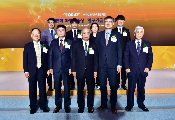 한국도레이과학진흥재단(이사장 이영관)이 제5회 한국도레이 과학기술상 및 연구기금 지원 시상식을 10월 25일 서울 전경련회관 컨퍼런스 센터에서 개최했다.사진=(앞줄 왼쪽부터 이영관 이사장, 김동호 교수, 엔도 모리노부 특별영예교수, 백종범 교수, 닛카쿠 아키히로 도레이 사장 뒷줄 왼쪽부터 정원진 교수, 조승환 교수, 박문정 교수, 유승호 교수) 한국도레이.
