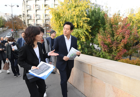 지난 23일(현지시간) 오세훈 서울시장이 프랑스 파리의 재개발 지역인 리브고슈를 둘러보고 있는 모습. 사진=서울시.<br>