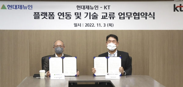 KT가 3일 현대건설기계 분당 사무소에서 현대제뉴인과 ‘상호 플랫폼 연동 및 기술 협력’에 관한 업무협약(MOU)을 체결했다고 4일 밝혔다.사진=(현대제뉴인 이동욱 사장(왼쪽)과 KT 네트워크연구기술본부장 구재형 상무)KT.
