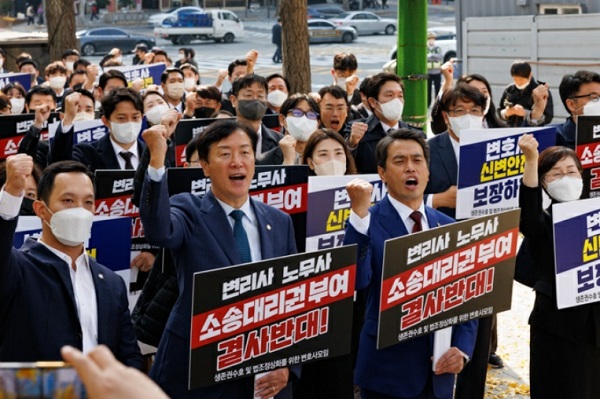 11일 ‘변리사법 및 공인노무사법 개정 반대와 변호사 신변안전 보장’을 위한 집회에 참석한 생존권수호 및 법조정상화를 위한 변호사모임(생변)의 안병희 공동대표(좌)와 윤성철 공동대표(우).사진=생변.