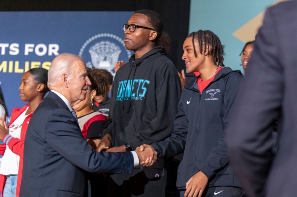 President Biden shakes hands with a student at Delaware State University. 바이든 대통령이 델라웨어 주립 대학교의 한 학생과 악수하고 있다. 사진=백악관.