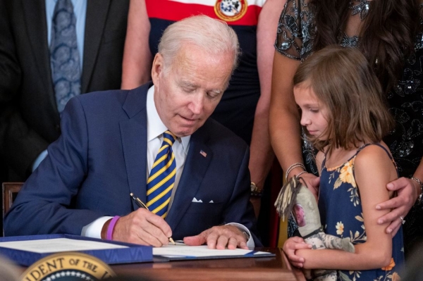 President Biden signs the PACT Act into law. 바이든 대통령이 PACT법안에 서명하는 모습. 사진=백악관.<br>