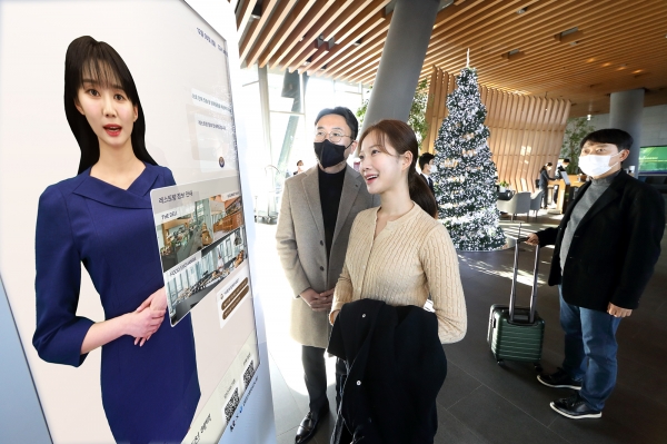모델이 노보텔 앰배서더 서울 동대문 호텔&레지던스 1층 로비에 설치된 ‘AI 컨시어지’ 앞에서 호텔 서비스 안내를 받는 모습.사진=KT.
