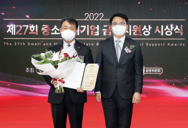 하나은행은 지난 20일 ​중소벤처기업부가 주최하는 『제27회 중소벤처기업 금융지원상』 시상식에서 단체부문 '대통령 표창'을 수상했다고 밝혔다.사진(성영수 하나은행 CIB그룹 부행장(사진 왼쪽에서 첫번째), 조주현 중소벤처기업부 차관(사진 왼쪽에서 두번째))=하나은행.