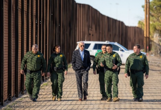 President Biden tours the border in El Paso, Texas. 바이든 대통령이 텍사스주 엘패소에 있는 국경 지역을 순방하고 있다. 사진=백악관.