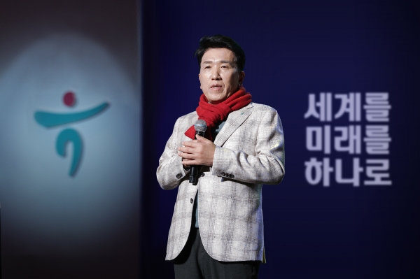 하나금융그룹은 지난 28일 오후 경희대학교 평화의 전당에서 그룹 출발행사를 개최하고 아시아 최고 금융그룹으로의 도약을 위한 2023년 3대 전략 과제를 발표했다.함영주 하나금융그룹 회장이 그룹 임직원들과 2023년 3대 전략 과제를 공유하는 시간을 갖고 있다.사진=하나금융.