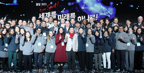 함영주 하나금융그룹 회장(사진 맨 앞줄 왼쪽에서 8번째)이 글로벌 현지 직원들과 함께 아시아 최고 금융그룹 달성을 위한 다짐을 하고 있다.사진=하나금융.