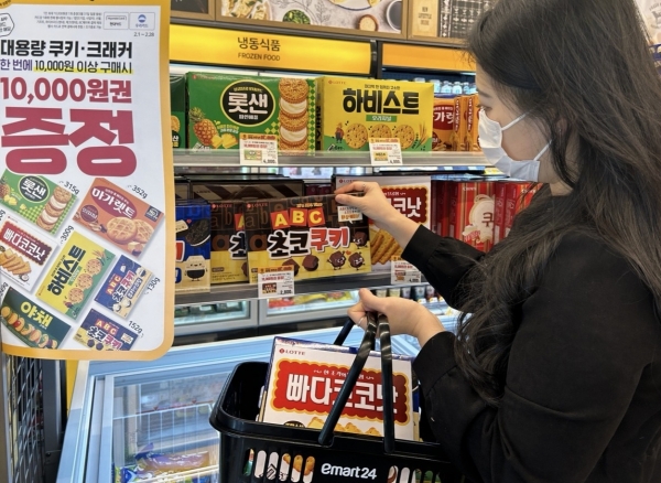 이마트24가 상품 구입 금액만큼 모바일 금액권으로 돌려주는 파격적인 행사를 진행한다.사진=이마트24.