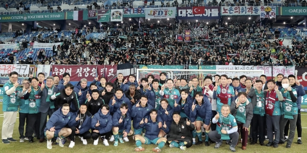 하나금융그룹의 프로축구단 ‘대전하나시티즌’은 지난 26일 8년 만에 1부리그로 승격 후 맞은 ‘하나원큐 K리그1 2023’ 홈 개막전에서 2-0의 승리를 이끌며 대전 팬들에게 감격의 첫승을 선물했다. 사진(‘대전하나시티즌’의 구단주인 함영주 하나금융그룹 회장(사진 앞에서 3번째줄 가운데 왼쪽)과 이장우 대전시장(사진 앞에서 3번째줄 가운데 오른쪽))=하나금융.