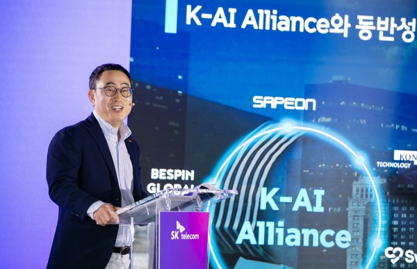 인공지능(AI) 기업에로의 전환을 구체화하고 있는 SK텔레콤이 국내 및 한국계 AI 스타트업을 결집한 'K AI 얼라이언스'를 구축해 세계적 수준의 AI 기술 개발에 나섰다.사진(SK 유영상 대표)=SK 텔레콤