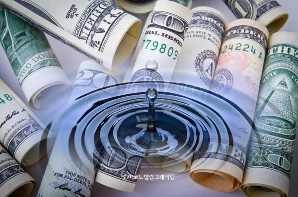 미국의 물가상승률이 예상치를 웃돌아 통화긴축이 장기화할 것으로 우려되면서 27일 코스피가 장중 2400선이 무너지는 등 급락하고 원/달러 환율은 18원 치솟았다.자료=이코노텔링그래픽팀.