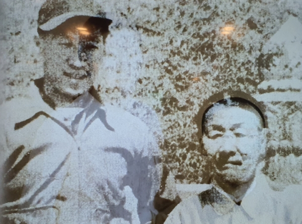 1934년 '복흥상회'란 쌀가게에 취직한 정주영이 쌀집가게 아주머니와 나란히 찍은 사진. 이 운명적인 만남으로 정주영은 특유의 성실성을 발휘해 자립의 기반을 다지게 되고 결국 사업가의 길로 들어서게 된다.