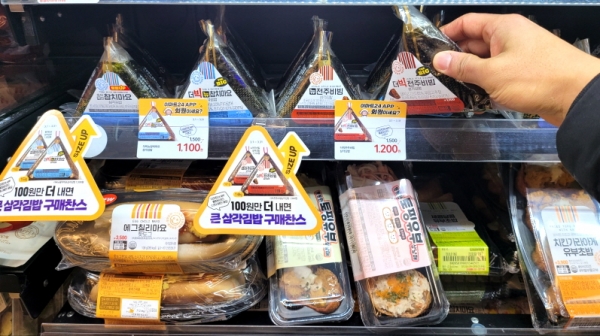 이마트24는 개학/개강 시즌에 맞춰 이달 31일까지 베스트 삼각김밥 2종(참치마요삼각김밥, 전주비빔삼각김밥)을 빅 사이즈로 제공하는 이벤트를 진행한다.사진=이마트