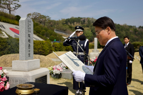 최정우 포스코그룹 회장이 3일 국립서울현충원을 찾아 박태준 초대회장 묘소를 참배하고 있다. 사진=포스코홀딩스.<br>