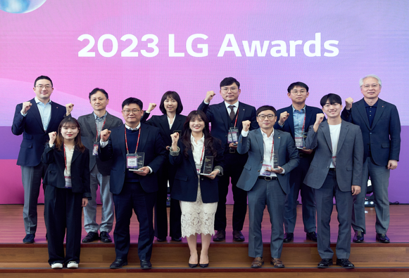 4일 경기도 이천 LG인화원에서 열린 LG 어워즈에서 구광모 (주)LG 대표(뒷줄 왼쪽 첫번째)가 고객 대표(앞줄 좌우 끝), 수상자들과 기념 촬영을 하고 있다. 사진=LG.