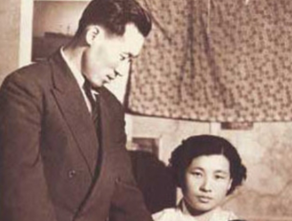 정주영회장과 변중석 여사의 신혼시절. 정 회장은 결혼 전해인 1937년 겨울에 아버지가 선을 보러 오라고 했다며 시골에 다녀왔다. 변 여사 친정과 같은 마을에 살았던 정 회장 숙부가 다리를 놓았다고 했다. 신부 집안에서는 처음에 반대했는데 정 회장과 송전소학교 동창인 오빠가 믿을 만한 사람 이라며 어머니를 설득해서 결혼하게 됐다고 한다.