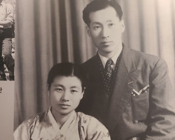 할머니는 정주영 회장과 부인 변중석 여사에게도 성의껏 잘하신 것 같다. 할머니는 후에 정 회장의 청운동 자택을 아침이고 낮이고 수시로 드나드는 특권을 누리셨다. 변 여사는 물론 일하는 아주머니들도 쌀집 할머니를 식구처럼 대했다. 사진은 정주영과 변중석의 신혼시절. <br>