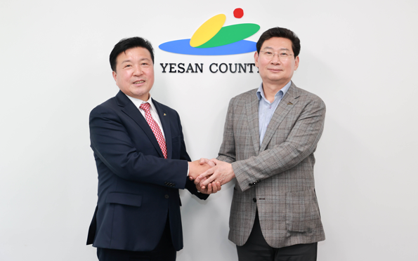 사진((왼쪽부터)최재구 예산군수와 이상일 용인특례시장)=용인시.