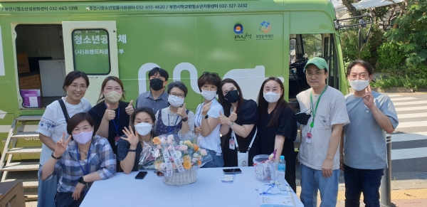 LG 의인상 수상자 이정아씨가(왼쪽 첫번째) 지난해부터 운영하고 있는 청소년 고민 상담버스 '청개구리 충전소'에서 동료 및 협력기관 실무자들과 함께하는 모습.사진=LG.
