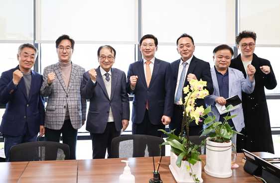 제 42회 대한민국 연극제를 용인특례시에 유치하기 위해 뜻을 모은 이상일 용인특례시장(가운데)과 이순재 배우(왼쪽에서 세번째). 사진=용인시.